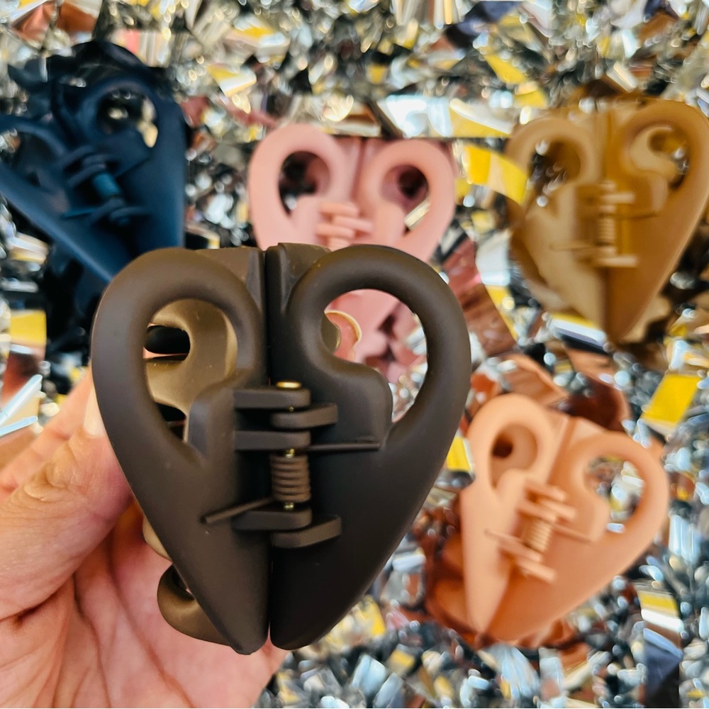 Heart Claw clips 2/$6